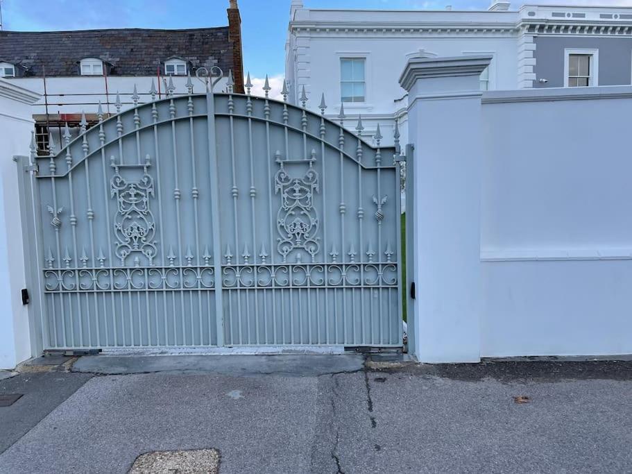 Willow House, Georgian Property In เชพเพอร์ตัน ภายนอก รูปภาพ